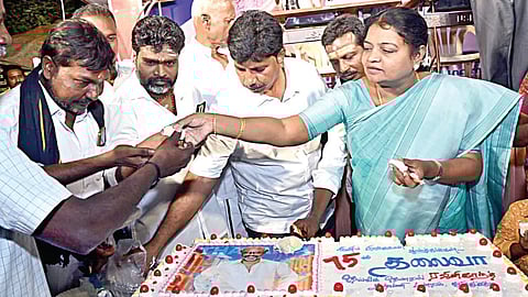 தேர்தல் வந்துட்டு இருக்குல்ல... ரஜினி பிறந்த நாளில் கேக் வெட்டிய அமைச்சர்!