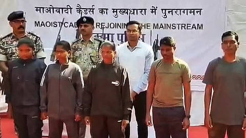 சத்தீஸ்கரில் 6 பெண்கள் உட்பட 10 நக்சலைட்கள் சரண்