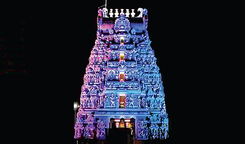 பழநி முருகன் கோயிலில் வண்ண விளக்குகளால் ஜொலிக்கும் ராஜகோபுரம்.