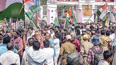 கேரள உள்ளாட்சித் தேர்தல் வெற்றியை திருவனந்தபுரத்தில் நேற்று கொண்டாடிய காங்கிரஸ் தொண்டர்கள்.படங்கள்: பிடிஐ