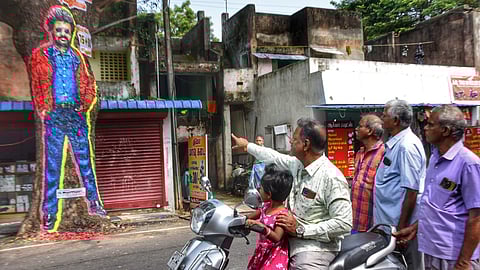 மரத்தில் ரஜினி படம்: புதுச்சேரி ஓவியரின் முயற்சியை ரசித்த மக்கள்