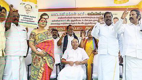 தமிழகத்தில் சாதிவாரி மக்கள் தொகை கணக்கெடுப்பு நடத்த வேண்டும் என கோரி பாமக மற்றும் வன்னியர் சங்கம் சார்பில், சென்னை எழும்பூரில் நேற்று ஆர்ப்பாட்டம் நடந்தது. பாமக நிறுவனர் ராமதாஸ் தலைமையில் நடந்த ஆர்ப்பாட்டத்தில், அவரது மகளும் செயல் தலைவருமான ஸ்ரீகாந்தி, கவுரவ தலைவர் ஜி.கே.மணி உள்ளிட்ட நிர்வாகிகள் பங்கேற்றனர்.