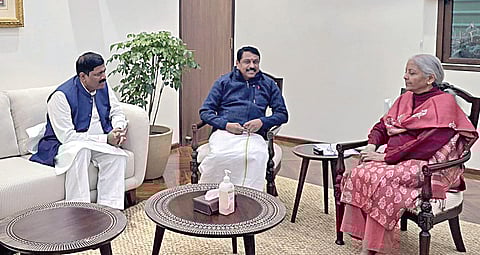 டெல்லி சென்றுள்ள நயினார் நாகேந்திரன், மத்திய நிதியமைச்சர் நிர்மலா சீதாராமனை நேற்று சந்தித்து தமிழக அரசியல் நிலவரம் குறித்து ஆலோசித்தார். உடன், தமிழக பாஜக பொறுப்பாளர் அரவிந்த் மேனன்