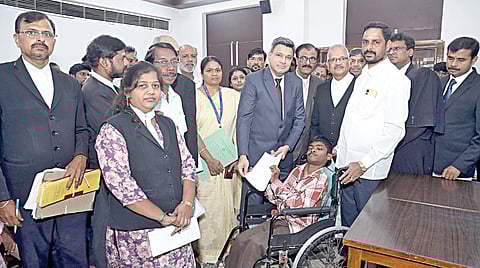 சென்னையில் நேற்று நடைபெற்ற லோக்-அதாலத்தில் பாதிக்கப்பட்டவர்களுக்கு இழப்பீட்டுத்தொகைக்கான காசோலையை உயர் நீதிமன்ற நீதிபதி பி.பி.பாலாஜி வழங்கினார். அருகில் சட்டப்பணிகள் ஆணைக்குழு உறுப்பினர் செயலரும் நீதிபதியுமான எஸ்.பாலகிருஷ்ணன்.