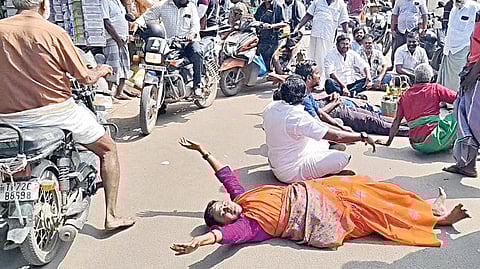 திருநெல்வேலியில் தினசரி சந்தையை திறக்கக் கோரி, முன்னாள் மேயர் புவனேஸ்வரி, தரையில் உருண்டு போராட்டம் நடத்தினார். படம்: மு.லெட்சுமி அருண்.