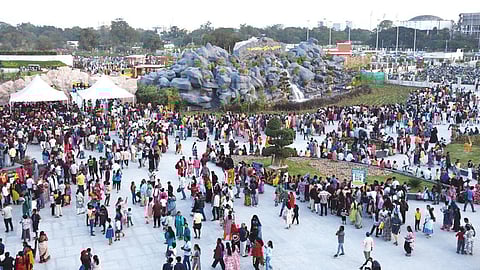 கோவை செம்மொழிப் பூங்காவைப் பார்வையிட நேற்று திரண்ட பொதுமக்கள். | படம்: ஜெ.மனோகரன் |