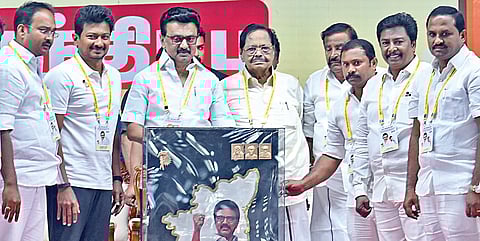 திருவண்ணாமலையில் நடைபெற்ற திமுக இளைஞர் அணி வடக்கு மண்டல நிர்வாகிகள் சந்திப்பு நிகழ்ச்சியில் கட்சித் தலைவரும், முதல்வருமான மு.க.ஸ்டாலினுக்கு நினைவுப் பரிசு வழங்கிய துணை முதல்வர் உதயநிதி உள்ளிட்ட இளைஞர் அணி நிர்வாகிகள். உடன் அமைச்சர்கள் துரைமுருகன், கே.என்.நேரு.