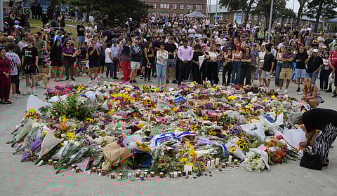 பொதுமக்கள் அஞ்சலி செலுத்தும் படம்