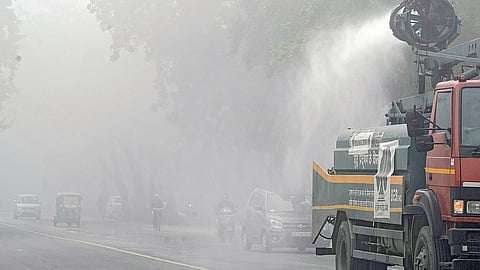 டெல்லி ஜஹாங்கிர்புரி பகுதியில் காற்று மாசுபாட்டை கட்டுப்படுத்த மாநகராட்சி லாரிகள் மூலம் நேற்று தண்ணீர் தெளிக்கப்பட்டது. படம்: பிடிஐ