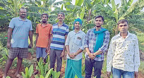 பயிற்சிக்கு வந்திருக்கும் இளைஞர்களுடன் செந்தில் குமரன் (முண்டாசு அணிந்திருப்பவர்).