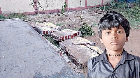 இடிந்து விழுந்த பள்ளி நடைமேடையின் கைப்பிடிச் சுவர் (உள்படம்) உயிரிழந்த மோகித்