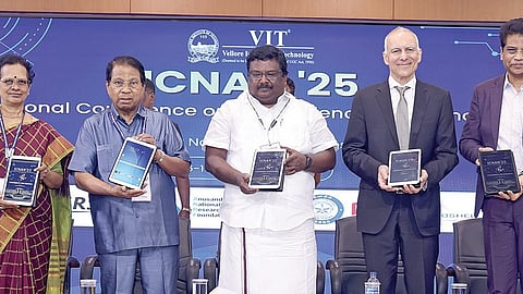 வேலூர் விஐடி பல்கலை.யில் நேற்று தொடங்கிய 3-வது சர்வதேச நானோ அறிவியல் மற்றும் நானோ தொழில்நுட்ப மாநாட்டில் பங்கேற்ற அமைச்சர் எஸ்.எஸ்.சிவசங்கர், விஐடி வேந்தர் கோ.விசுவநாதன், அமெரிக்காவின் எம்ஐடி கல்வி நிறுவனப் பேராசிரியர் மவுங்கி பவெண்டி, விஐடி துணைத் தலைவர் சேகர் விசுவநாதன் உள்ளிட்டோர்.