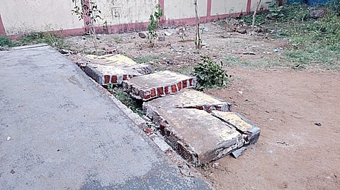 பள்ளி சுவர் இடிந்து விழுந்து மாணவர் உயிரிழந்த விவகாரம்: சிஇஓ, தலைமை ஆசிரியர் மீது வழக்குப் பதிவு