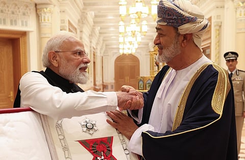 ஓமன் நாட்டின் மிக உயரிய ‘ஆர்டர் ஆஃப் ஓமன்’ விருதை பிரதமர் மோடிக்கு நேற்று வழங்கிய ஓமன் சுல்தான்.