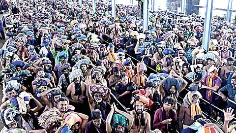 சபரிமலையில் ஐயப்ப சுவாமியை தரிசிப்பதற்காக நேற்று காத்திருந்த பக்தர்களில் ஒரு பகுதியினர்.