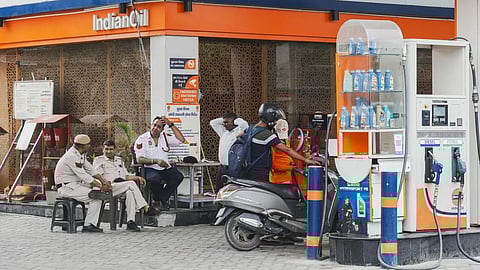 மாசுக்கட்டுப்பாடு சான்றிதழ் கட்டாயம்: டெல்லியில் பெட்ரோல் நிலையங்களுக்கு வரும் வாகனங்கள் குறைந்தன