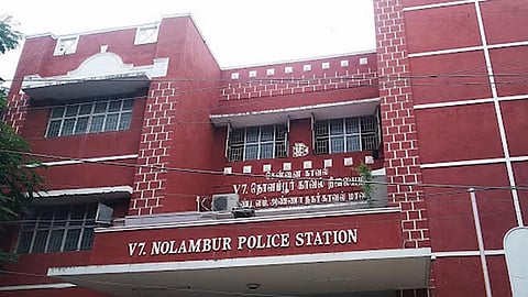 வீட்டின் மீது நாட்டு வெடிகுண்டு வீச்சு கஞ்சா கும்பலுக்கு போலீஸ் வலை