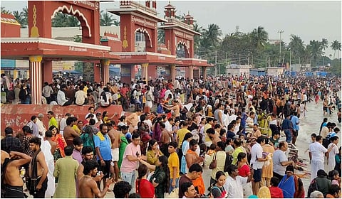 மார்கழி சர்வ அமாவாசை: ராமேசுவரம் கடலில் ஆயிரக்கணக்கான பக்கர்கள் புனித நீராடல்