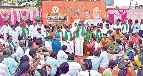 கே.வி.குப்பம் கிராம சபை கூட்டத்தில் பேசும் நயினார் நாகேந்திரன். படம் : வி.எம்.மணிநாதன்