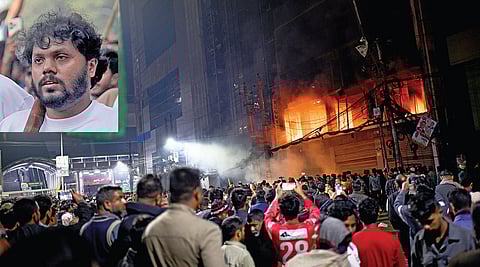 வங்கதேச மாணவர் தலைவர் ஷெரீப் உஸ்மான் ஹாடி, சிங்கப்பூர் மருத்துவமனையில் உயிரிழந்த தகவல் வெளியானதை அடுத்து, டாக்காவில் ‘புரோதோம் அலோ’ நாளிதழ் அலுவலகத்தை கலவரக்காரர்கள் தீவைத்துக் கொளுத்தினர். ( உள்படம்) சுட்டுக் கொல்லப்பட்ட ஹாடி.படம்: பிடிஐ