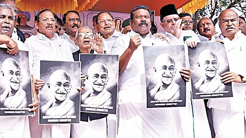 100 நாள் வேலை திட்டத்தில் மகாத்மா காந்தியின் பெயர் நீக்கப்பட்டதைக் கண்டித்து, தமிழ்நாடு காங்கிரஸ் சார்பில் கண்டன ஆர்ப்பாட்டம் மாநில தலைவர் கு.செல்வப்பெருந்தகை தலைமையில் சென்னை அண்ணா சாலை, தலைமை தபால் அலுவலகம் முன்பாக நேற்று நடைபெற்றது. இதில் இண்டியா கூட்டணிக் கட்சியினரும் கலந்து கொண்டனர். | படம்: ம.பிரபு |