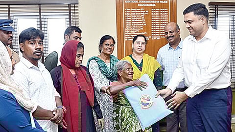 செம்மஞ்சேரியில் ‘காவல் கரங்கள்’ பிரிவு போலீஸாரால் மீட்கப்பட்ட மூதாட்டியை அவரது குடும்பத்தினரிடம் காவல் கூடுதல் ஆணையர் (தலைமையிடம்) விஜயேந்திர பிதாரி, உதவி ஆணையர் (மக்கள் தொடர்பு) எம்.எஸ்.பாஸ்கர், ஆய்வாளர் மேரி ரஜு ஆகியோர் ஒப்படைத்தனர்.