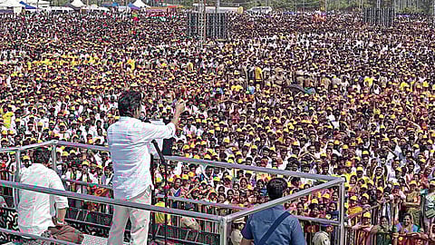 விஜய் பேச்சை கேட்க திரண்ட கூட்டம்.