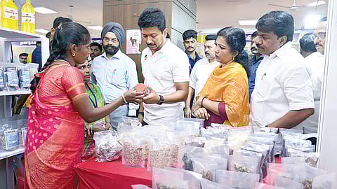 நுங்கம்பாக்கம், அன்னை தெரசா மகளிர் வளாகத்தில், நடைபெறும் மகளிர் சுய உதவிக் குழுக்களின் தயாரிப்பு பொருட்கள் விற்பனைக் கண்காட்சியை துணை முதல்வர் உதயநிதி ஸ்டாலின் நேற்று திறந்து வைத்து, விற்பனைக்கு வைக்கப்பட்டிருந்த தயாரிப்பு பொருட்களை பார்வையிட்டார்.