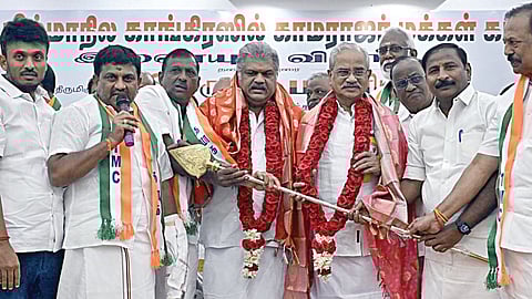 தமிழ் மாநில காங்கிரஸ் கட்சியுடன் காமராஜர் மக்கள் கட்சி இணையும் விழா ஈரோட்டில் நடந்தது. விழாவில் ஜி.கே.வாசன், தமிழருவி மணியன் ஆகியோருக்கு மாலை அணிவிக்கப்பட்டு வேல் வழங்கப்பட்டது.