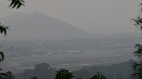 பனிமூட்டம் சூழ்ந்த சென்னை விமான நிலையம்