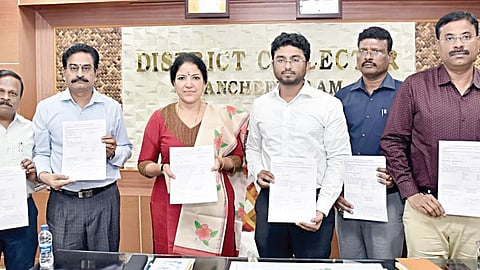 காஞ்சிபுரம் மாவட்டத்துக்கான வரைவு வாக்காளர் பட்டியலை நேற்று வெளியிட்டார் மாவட்ட ஆட்சியர் கலைச்செல்வி.