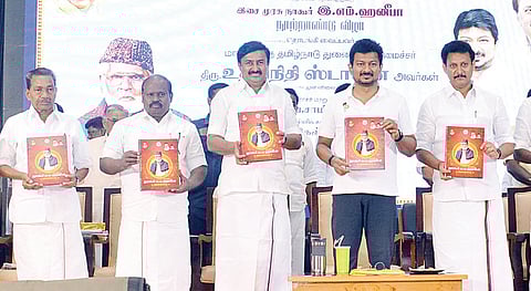 நாகையில் நேற்று நாகூர் ஹனிபா நூற்றாண்டு விழா மலரை வெளியிட்ட துணை முதல்வர் உதயநிதி ஸ்டாலின். உடன், அமைச்சர்கள் மு.பெ.சாமிநாதன், அன்பில் மகேஸ் பொய்யாமொழி உள்ளிட்டோர்.