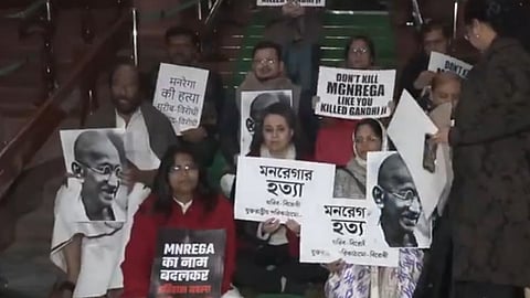 நாடாளுமன்றத்தில் புதிய ஊரக வேலை உறுதி திட்ட மசோதாவை எதிர்த்து எதிர்க்கட்சி எம்.பி.க்கள் நள்ளிரவில் தர்ணா