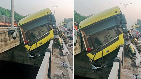 சங்கராபரணி ஆற்று பாலத்தின் தடுப்பில் மோதி அந்தரங்கத்தில் தொங்கிய சொகுசு பேருந்து