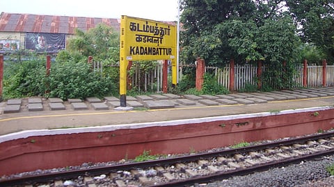 கடம்பத்தூர் அருகே ரயில் மோதி கல்லூரி மாணவி உட்பட 2 பேர் உயிரிழப்பு - போலீஸார் விசாரணை