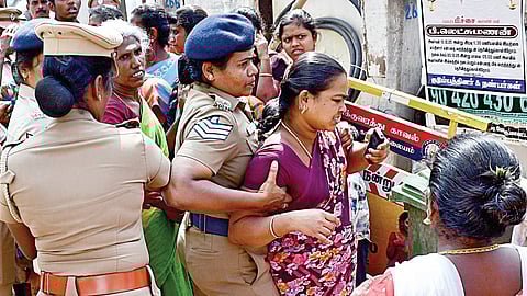 திருப்பரங்குன்றம் மலை மீது செல்ல அனுமதிக்கக் கோரி 2-வது நாளாக நேற்று ஆர்ப்பாட்டத்தில் ஈடுபட்ட பெண்களை கைது செய்த போலீஸார். | படங்கள்: நா.தங்கரத்தினம் |