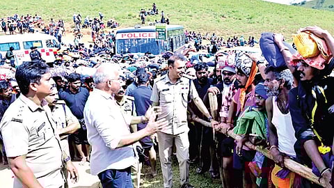 சத்திரம் வனப்பாதையில் செல்லும் பக்தர்களுக்கு பல்வேறு அறிவுரைகளை கூறிய அதிகாரிகள்.