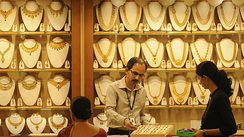 வரலாறு காணாத புதிய உச்சம்: தங்கம் விலை மீண்டும் ரூ.1 லட்சத்தை தாண்டியது