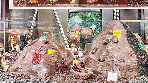 ஊட்டியில் நேற்று தொடங்கிய சாக்லேட் திருவிழாவில் இடம்பெற்ற, அறுசுவைகளுடன் தயாரிக்கப்பட்ட சாக்லேட் மலை. | படம்: ஆர்.டி.சிவசங்கர் |