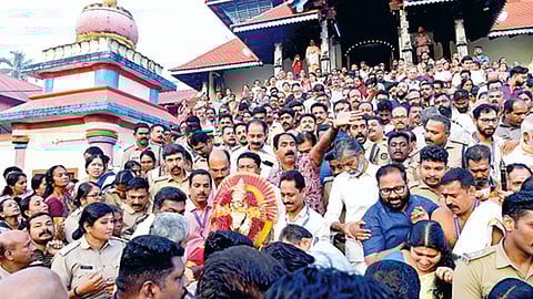 டிச.27-ம் தேதி மண்டல பூஜையின்போது ஐயப்பனுக்கு அணிவிக்கப்படும் தங்க அங்கி சபரிமலைக்கு புறப்பட்டது