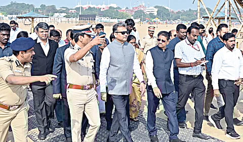 மெரினா கடற்கரையில் கடைகள் ஒதுக்குவது தொடர்பான வழக்கில் உயர் நீதிமன்ற நீதிபதிகள் சுரேஷ்குமார், ஜெகதீஷ் சந்திரா ஆகியோர் நேற்று ஆய்வு மேற்கொண்டனர். மாநகராட்சி ஆணையர் குமரகுருபரன், சென்னை மாவட்ட ஆட்சியர் ரஷ்மி சித்தார்த் ஜகடே, காவல் ஆணையர் அருண் உள்ளிட்ட அதிகாரிகள் உடனிருந்தனர். | படம்: எஸ்.சத்தியசீலன் |