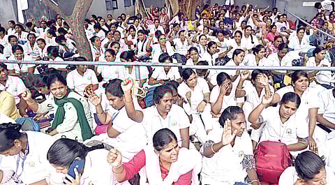 தமிழ்நாடு செவிலியர்கள் மேம்பாட்டு சங்கம் சார்பில், பல்வேறு கோரிக்கைகளை வலியுறுத்தி, கூடுவாஞ்சேரி அரசு ஆரம்ப சுகாதார நிலைய வளாகத்தில் நேற்று 5-வது நாளாக காத்திருப்பு போராட்டம் நடைபெற்று வருகிறது. | படம்: எம்.முத்துகணேஷ் |