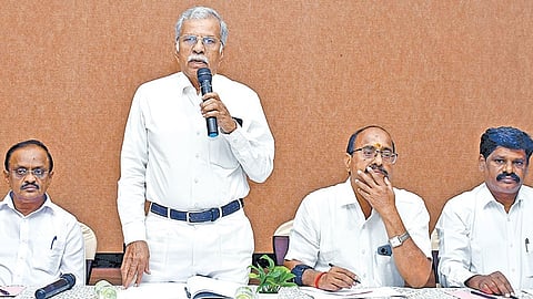 தமிழ்நாடு, புதுச்சேரி கூட்டு வழக்கறிஞர்கள் சங்கக் கூட்டத் தில் பேசிய அதன் தலைவர் நந்தகுமார். | படம்: எஸ்.கிருஷ்ணமூர்த்தி | 