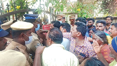 சிறையில் உயிரிழந்த ஆசிரியரின் உறவினர்கள், தருமபுரி அரசு மருத்துவமனை பிரேத பரிசோதனைக் கூடம் முன்பு திரண்டு வாக்குவாதத்தில் ஈடுபட்டனர்.