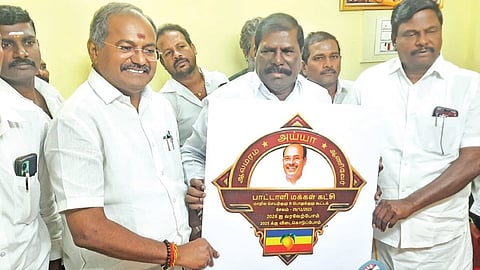 சேலம் பாமக பொதுக்குழு இலச்சினையை கவுவரத் தலைவர் ஜி.கே.மணி வெளியிட்டார். உடன் சேலம் எம்எல்ஏ அருள், மாவட்டச் செயலாளர் புகழேந்தி. | படம்: இரா.தினேஷ்குமார். |