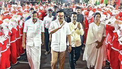 சென்னை பெரம்பூரில் நேற்று நடைபெற்ற கிறிஸ்துமஸ் விழாவில் பங்கேற்க வந்த முதல்வர் ஸ்டாலினை கிறிஸ்துமஸ் தாத்தா வேடம் அணிந்து வரவேற்ற குழந்தைகள்.