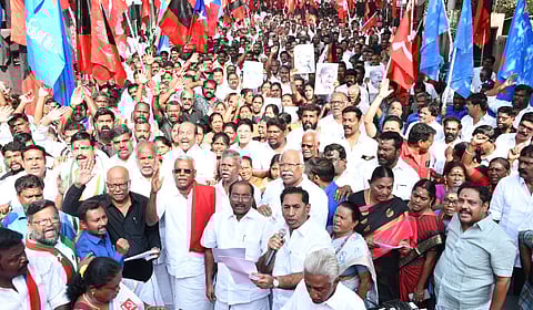 மார்க்சிஸ்ட் கம்யூனிஸ்ட் கட்சியினர் போராட்டம்.