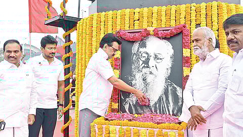 பெரியாரின் 52-வது நினைவு நாளையொட்டி, சென்னை அண்ணா சாலையில் உள்ள பெரியார் சிலைக்கு அருகில் வைக்கப்பட்டிருந்த அவரது உருவப்படத்துக்கு முதல்வர் மு.க.ஸ்டாலின் மலர்தூவி மரியாதை செலுத்தினார். உடன் துணை முதல்வர் உதயநிதி ஸ்டாலின் மற்றும் அமைச்சர்கள், நாடாளுமன்ற, சட்டப்பேரவை உறுப்பினர்கள் உள்ளிட்டோர்.