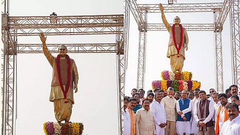 ஆந்திராவில் வாஜ்பாய்க்கு 12 அடி வெண்கல சிலை