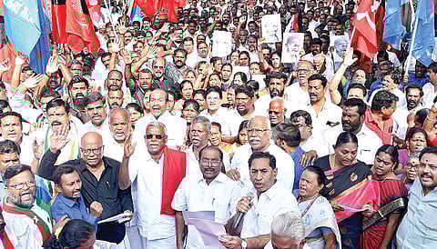 மதுரையில் நடந்த ஆர்ப்பாட்டத்தில் பேசிய மார்க்சிஸ்ட் மாநிலச் செயலாளர் சண்முகம். உடன் திமுக கூட்டணிக் கட்சியினர். படம் எஸ். கிருஷ்ணமூர்த்தி